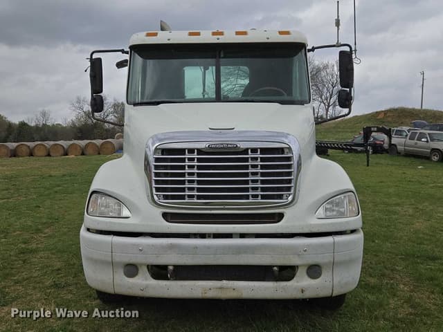 Image of Freightliner Columbia equipment image 1