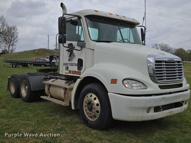 Image of Freightliner Columbia equipment image 2