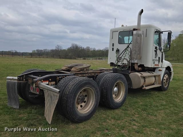 Image of Freightliner Columbia equipment image 4