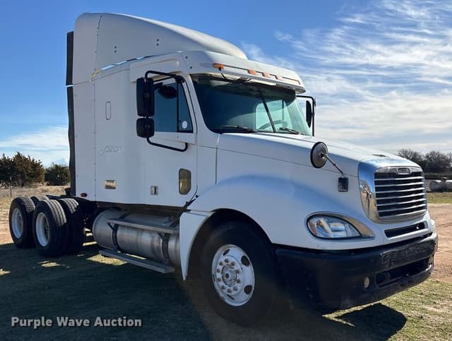 Image of Freightliner Columbia equipment image 2