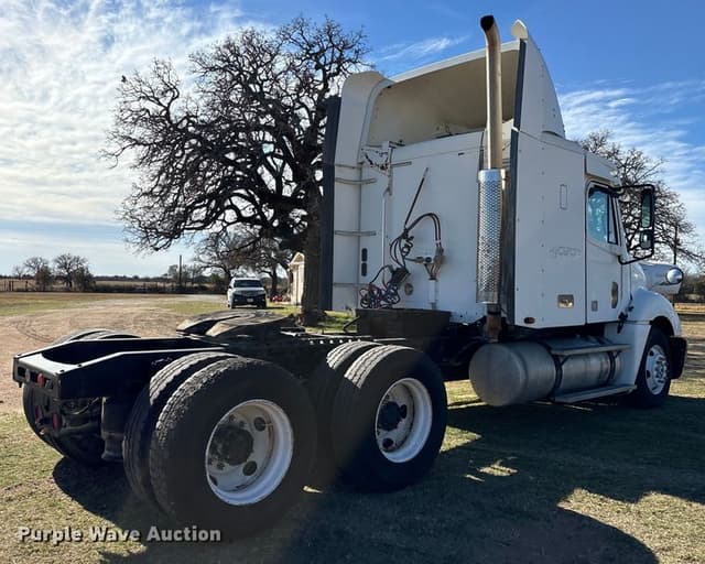 Image of Freightliner Columbia equipment image 4