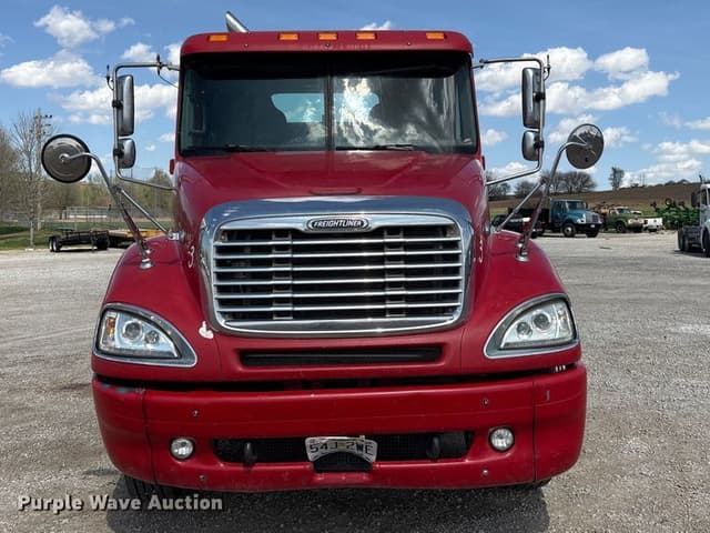 Image of Freightliner Columbia equipment image 1