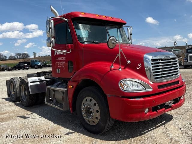 Image of Freightliner Columbia equipment image 2