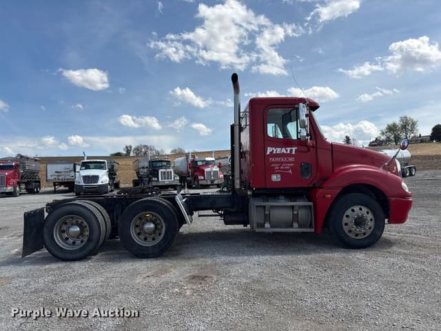 Image of Freightliner Columbia equipment image 3
