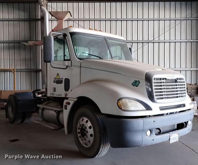 Image of Freightliner Columbia equipment image 2