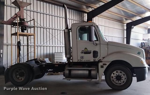 Image of Freightliner Columbia equipment image 3