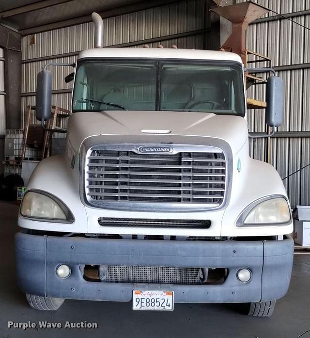 Image of Freightliner Columbia equipment image 1