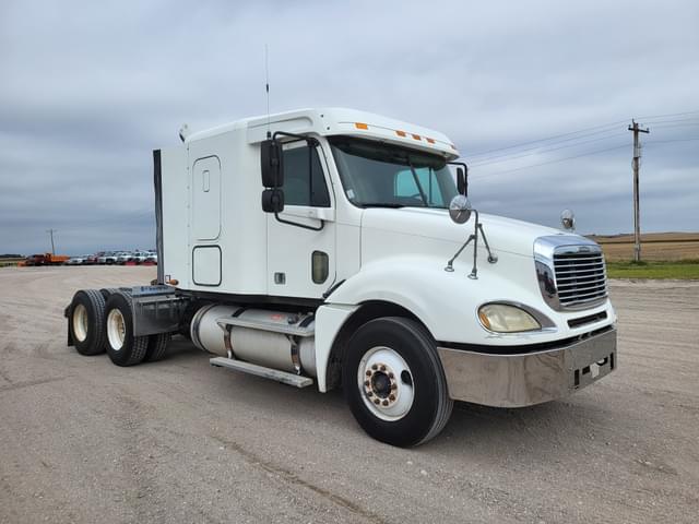 Image of Freightliner Columbia equipment image 1