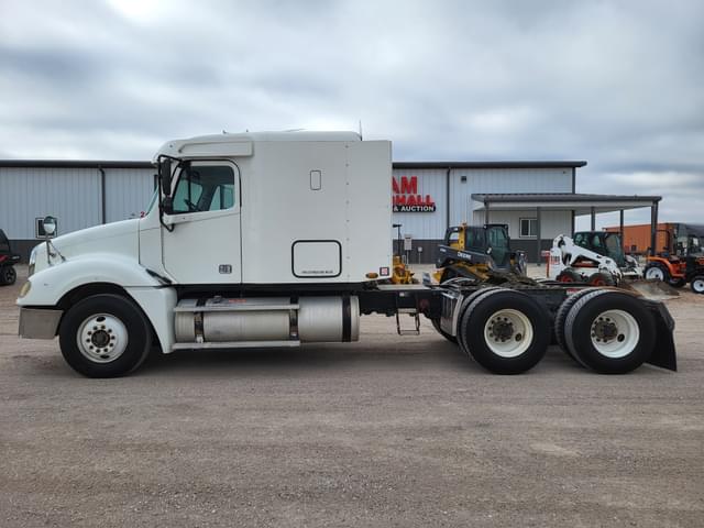 Image of Freightliner Columbia equipment image 4
