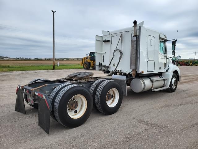 Image of Freightliner Columbia equipment image 2