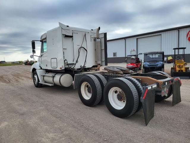 Image of Freightliner Columbia equipment image 3