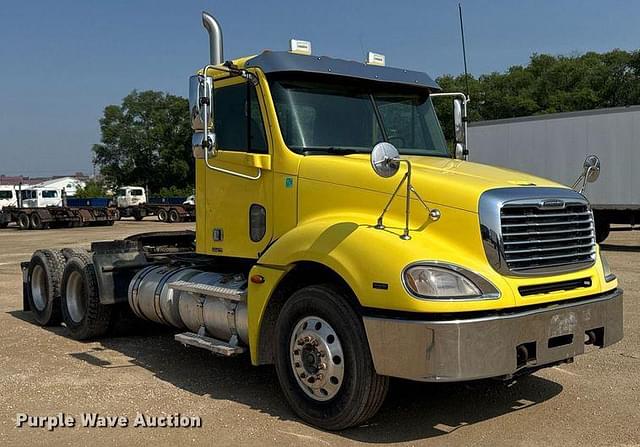 Image of Freightliner Columbia equipment image 2