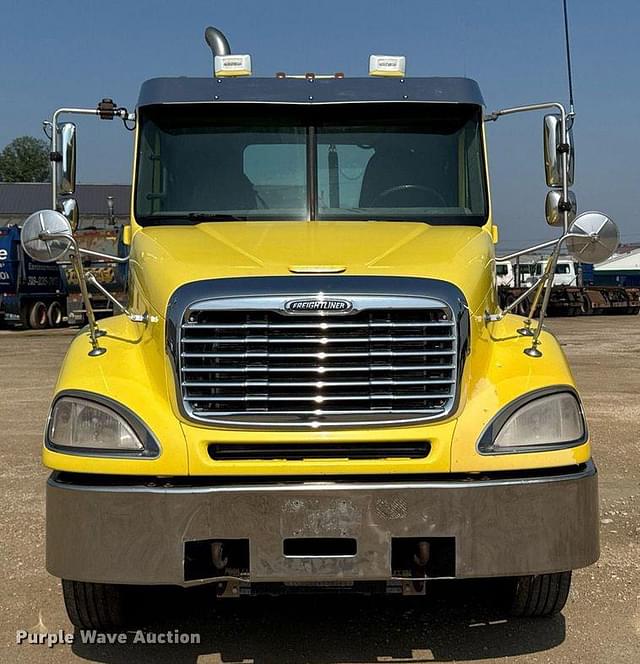 Image of Freightliner Columbia equipment image 1