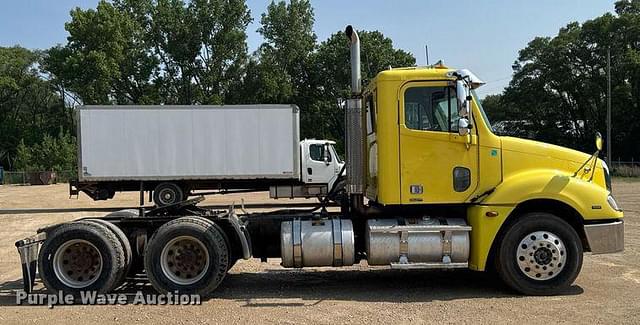 Image of Freightliner Columbia equipment image 3
