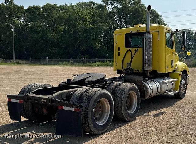 Image of Freightliner Columbia equipment image 4