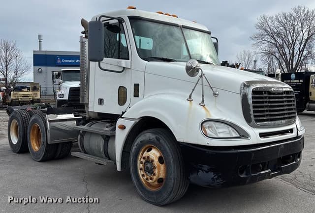 Image of Freightliner Columbia equipment image 2