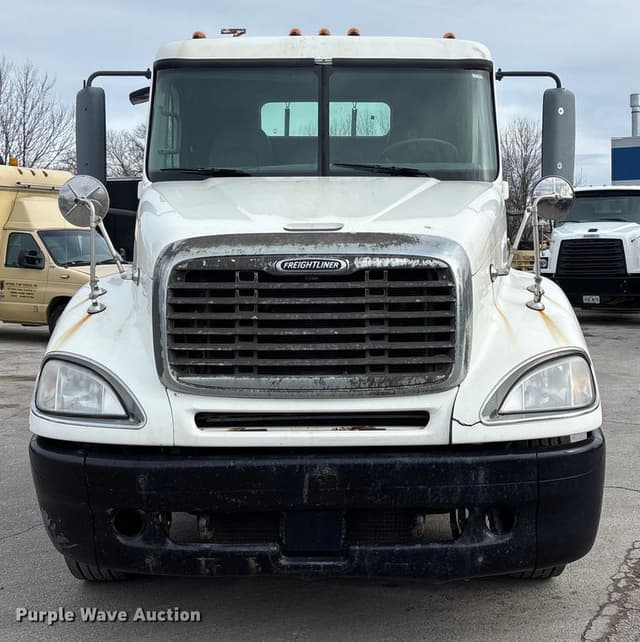 Image of Freightliner Columbia equipment image 1