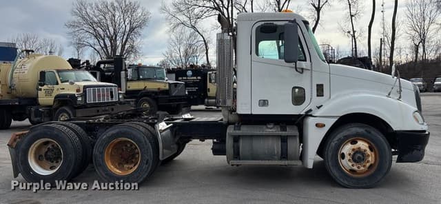 Image of Freightliner Columbia equipment image 3