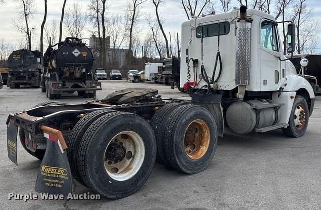 Image of Freightliner Columbia equipment image 4
