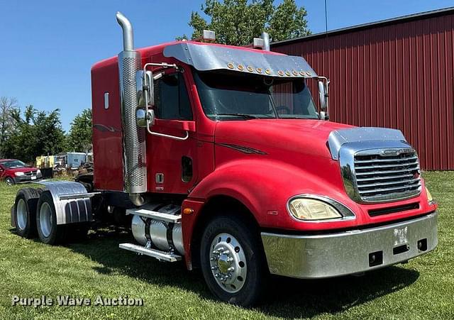 Image of Freightliner Columbia equipment image 2