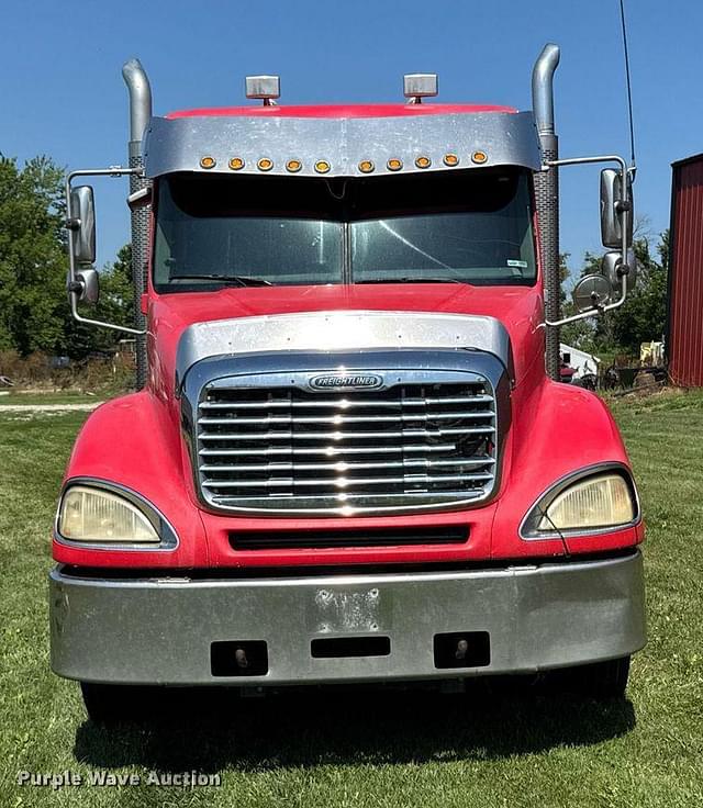 Image of Freightliner Columbia equipment image 1