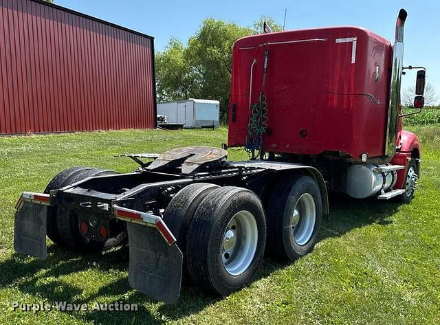 Image of Freightliner Columbia equipment image 4