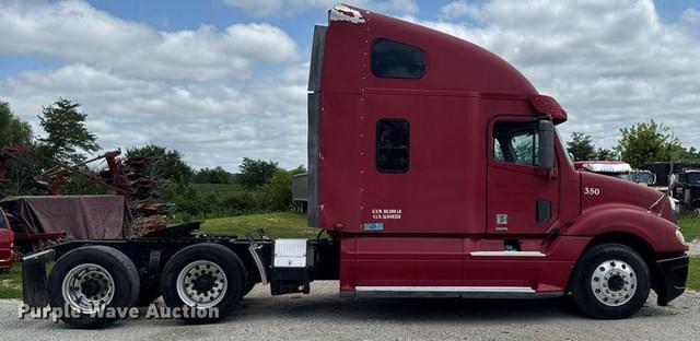Image of Freightliner Columbia equipment image 3