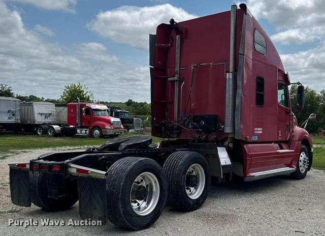 Image of Freightliner Columbia equipment image 4