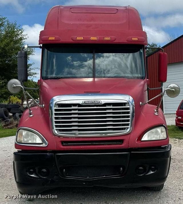 Image of Freightliner Columbia equipment image 1