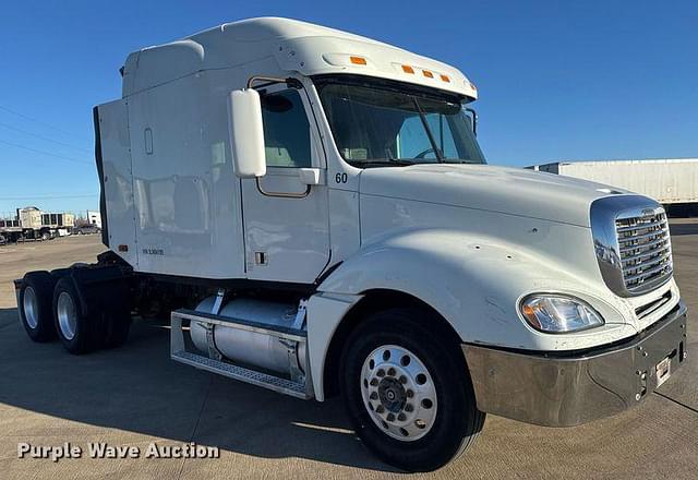 Image of Freightliner Columbia equipment image 2