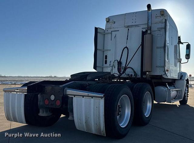 Image of Freightliner Columbia equipment image 4