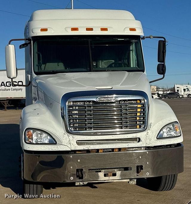 Image of Freightliner Columbia equipment image 1