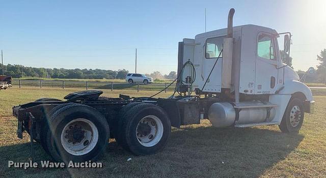 Image of Freightliner Columbia equipment image 4