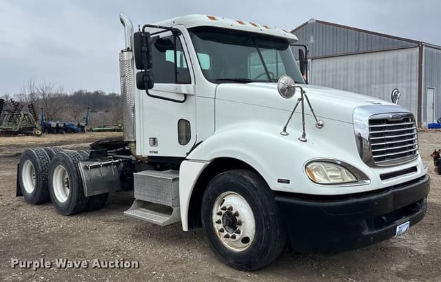 Image of Freightliner Columbia equipment image 2
