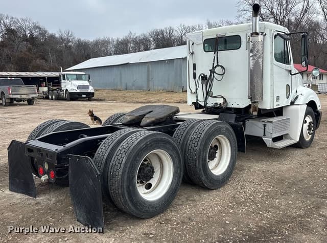 Image of Freightliner Columbia equipment image 4
