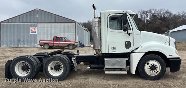 Image of Freightliner Columbia equipment image 3
