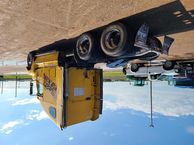 Image of Freightliner Columbia equipment image 2