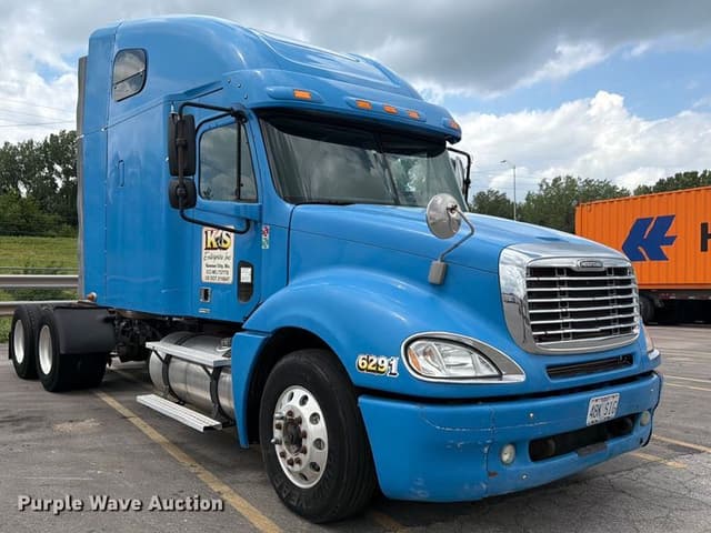 Image of Freightliner Columbia equipment image 2