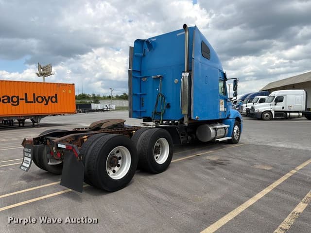 Image of Freightliner Columbia equipment image 4