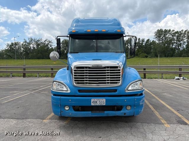 Image of Freightliner Columbia equipment image 1