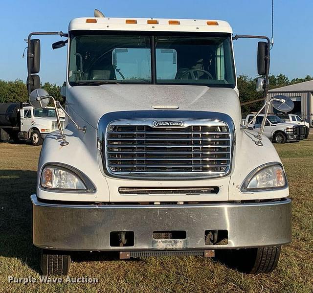 Image of Freightliner Columbia equipment image 1