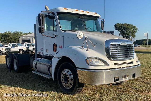 Image of Freightliner Columbia equipment image 2