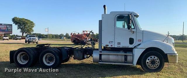 Image of Freightliner Columbia equipment image 3