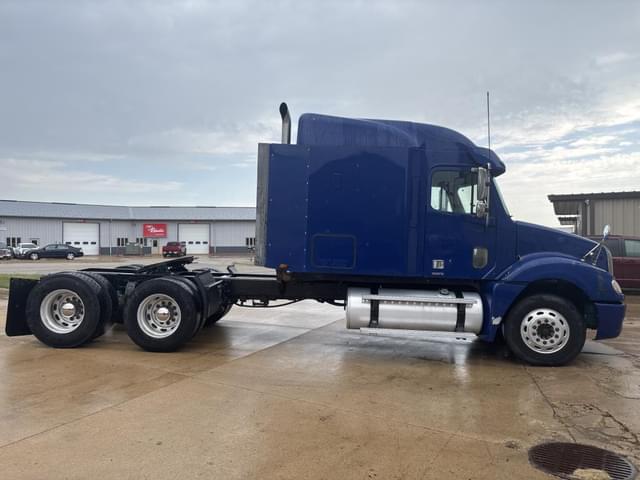 Image of Freightliner Columbia equipment image 4