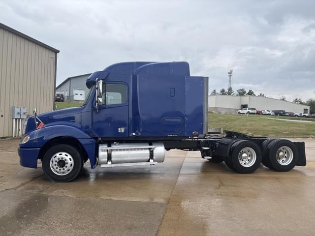 Image of Freightliner Columbia equipment image 1