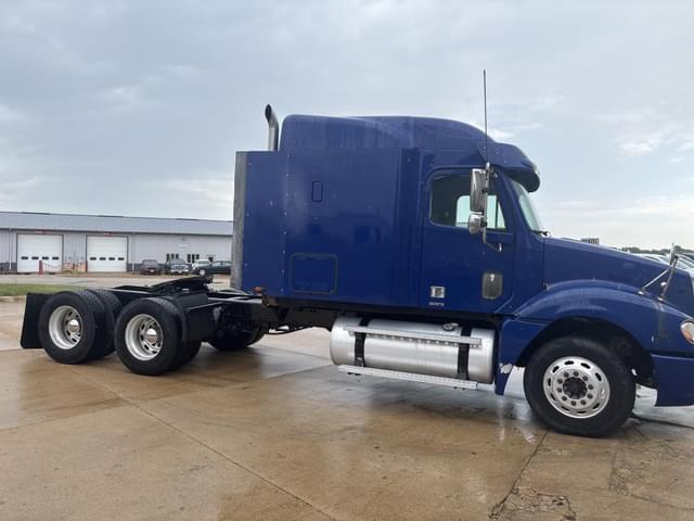 Image of Freightliner Columbia equipment image 3