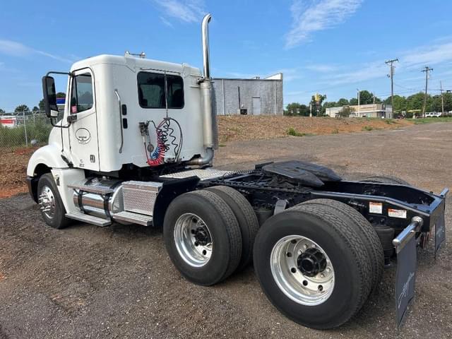 Image of Freightliner Columbia equipment image 3
