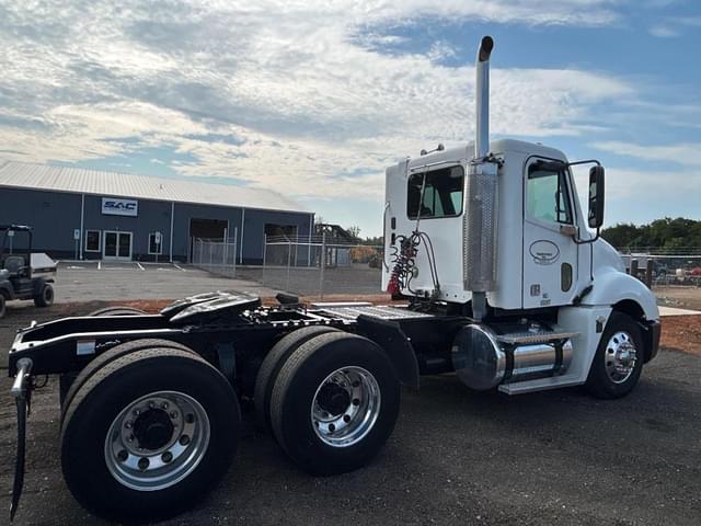 Image of Freightliner Columbia equipment image 2