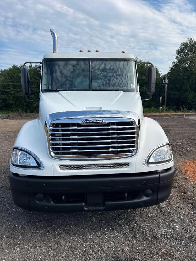 Image of Freightliner Columbia equipment image 4