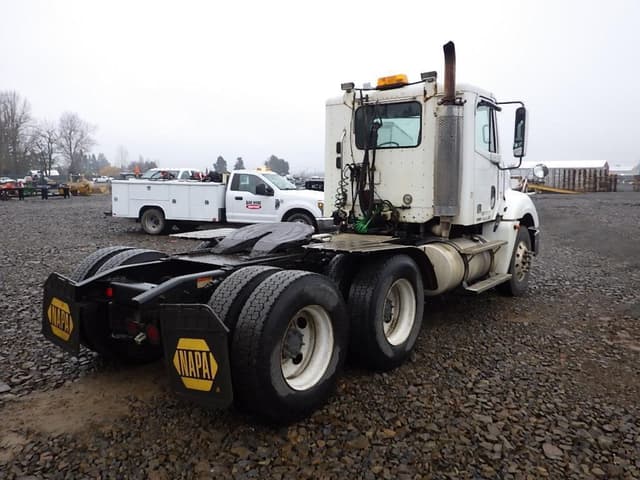 Image of Freightliner Columbia equipment image 3